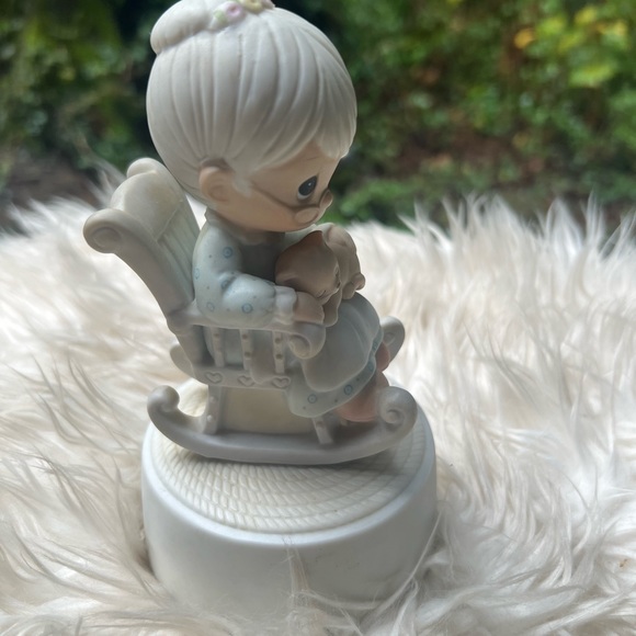Precious Moments Antique Cat & Grandma Rocking Chair Music Playing Figurine - Picture 3 of 6